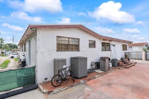 Casa en venta en Hialeah, Florida, 4 dormitorios, 263.38 m2 № 1845824 - foto 10
