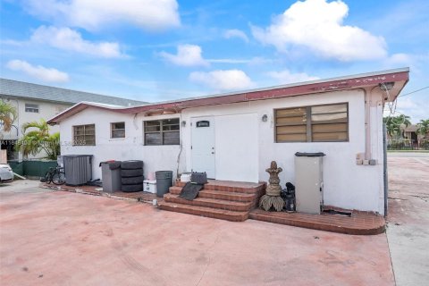 Casa en venta en Hialeah, Florida, 4 dormitorios, 263.38 m2 № 1845824 - foto 9