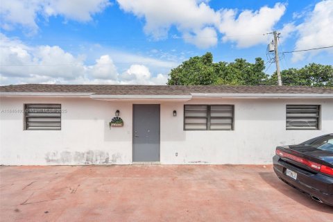 Casa en venta en Hialeah, Florida, 4 dormitorios, 263.38 m2 № 1845824 - foto 13