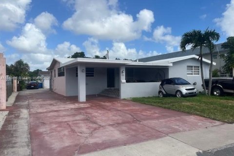 Casa en venta en Hialeah, Florida, 4 dormitorios, 263.38 m2 № 1845824 - foto 17