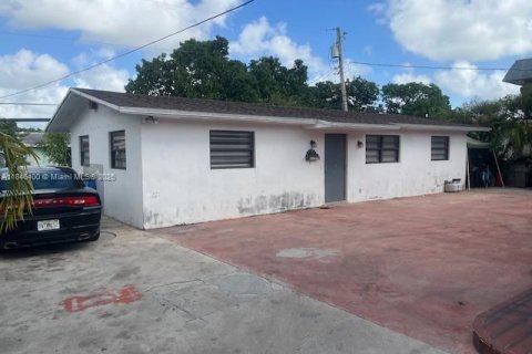 Casa en venta en Hialeah, Florida, 4 dormitorios, 263.38 m2 № 1845824 - foto 22
