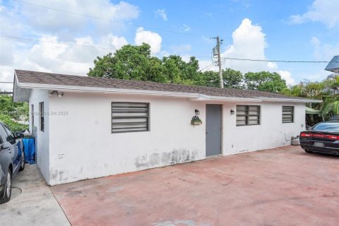 Casa en venta en Hialeah, Florida, 4 dormitorios, 263.38 m2 № 1845824 - foto 8