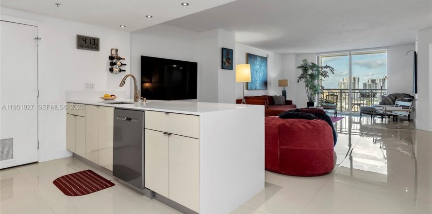 Кондоминиум с 3 комнатами в Майами, Флорида № 2007097