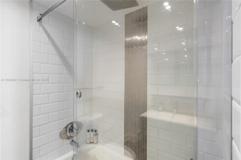 Condominio en venta en Miami Beach, Florida, 1 dormitorio, 84.54 m2 № 1869964 - foto 21