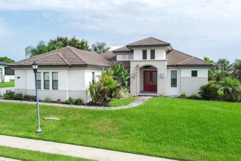 House in Lake Alfred, Florida 4 bedrooms, 224.36 sq.m. № 2197714