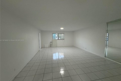 Condominio en venta en Lauderhill, Florida, 2 dormitorios, 101.08 m2 № 1976989 - foto 3