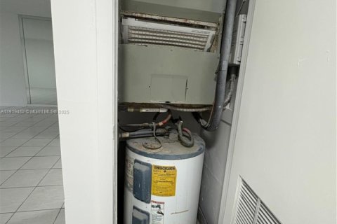 Condominio en venta en Lauderhill, Florida, 2 dormitorios, 101.08 m2 № 1976989 - foto 11