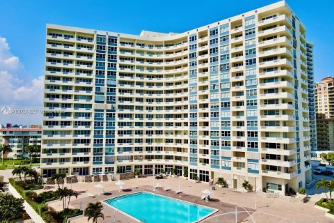Copropriété à vendre à Hallandale Beach, Floride: 3 chambres, 132.11 m2 № 2050768 - photo 1