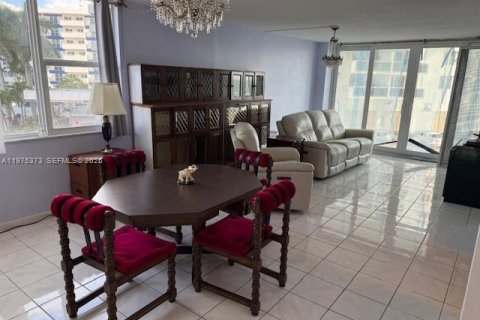Copropriété à vendre à Hallandale Beach, Floride: 3 chambres, 132.11 m2 № 2050768 - photo 14