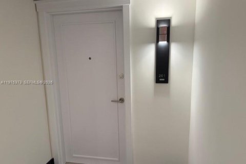 Copropriété à vendre à Hallandale Beach, Floride: 3 chambres, 132.11 m2 № 2050768 - photo 13