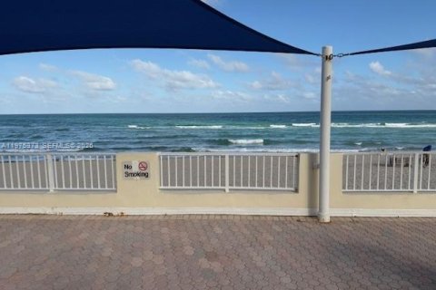 Copropriété à vendre à Hallandale Beach, Floride: 3 chambres, 132.11 m2 № 2050768 - photo 9
