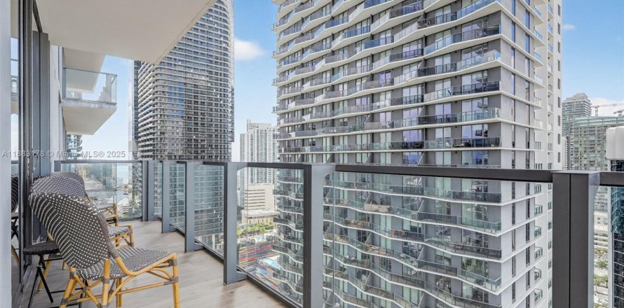 Condo in Miami, Florida, 3 bedrooms № 1946580