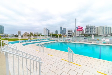 Condo in Miami Beach, Florida, 1 bedroom  № 1939482 - photo 19