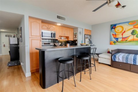 Condo in Miami Beach, Florida, 1 bedroom  № 1939482 - photo 2