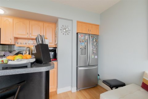 Condo in Miami Beach, Florida, 1 bedroom  № 1939482 - photo 9
