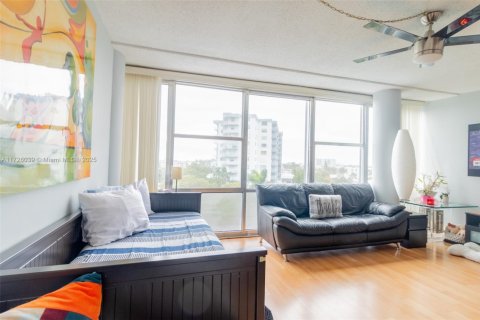 Condo in Miami Beach, Florida, 1 bedroom  № 1939482 - photo 3
