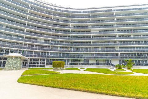 Condo in Miami Beach, Florida, 1 bedroom  № 1939482 - photo 21