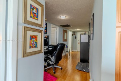 Condo in Miami Beach, Florida, 1 bedroom  № 1939482 - photo 8