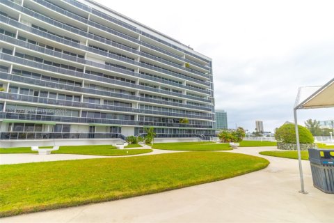Condo in Miami Beach, Florida, 1 bedroom  № 1939482 - photo 20