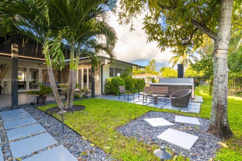 House in El Portal, Florida 4 bedrooms № 1863378 - photo 7