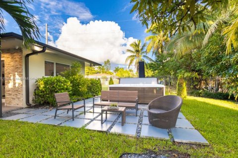 House in El Portal, Florida 4 bedrooms № 1863378 - photo 4