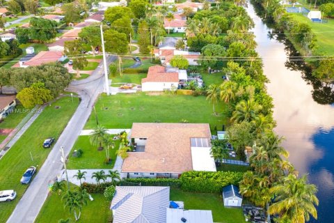 House in El Portal, Florida 4 bedrooms № 1863378 - photo 29