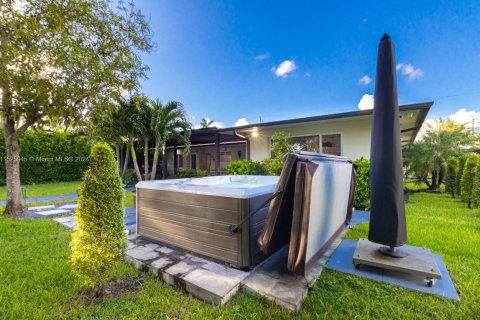 House in El Portal, Florida 4 bedrooms № 1863378 - photo 3
