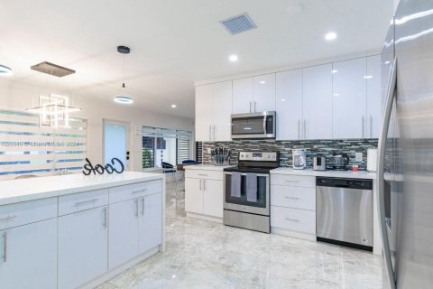 House in El Portal, Florida 4 bedrooms № 1863378 - photo 23