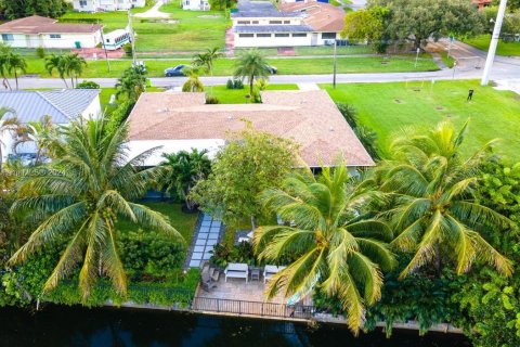 House in El Portal, Florida 4 bedrooms № 1863378 - photo 27