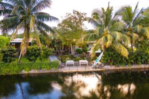 House in El Portal, Florida 4 bedrooms № 1863378 - photo 28