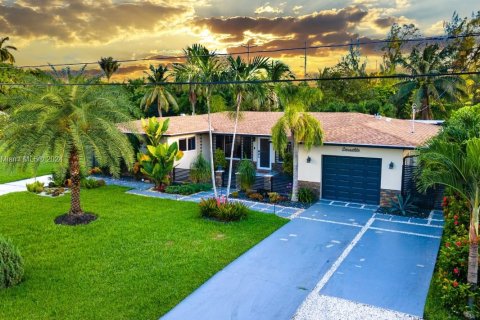 House in El Portal, Florida 4 bedrooms № 1863378 - photo 25