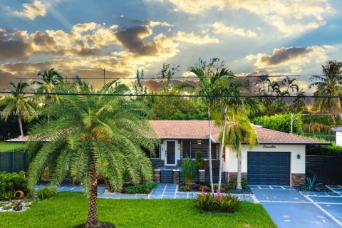 House in El Portal, Florida 4 bedrooms № 1863378 - photo 1