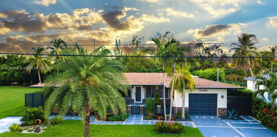 House in El Portal, Florida 4 bedrooms № 1863378
