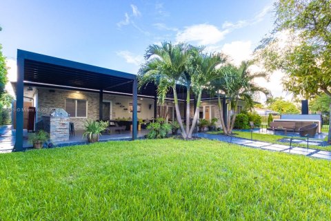 House in El Portal, Florida 4 bedrooms № 1863378 - photo 2