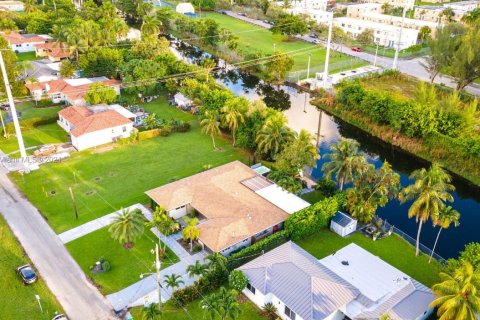 House in El Portal, Florida 4 bedrooms № 1863378 - photo 30