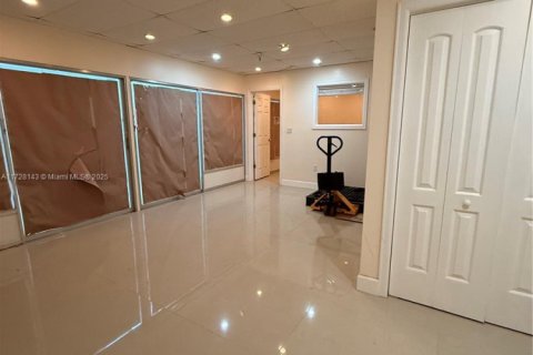 Commercial property in Miami, Florida № 2089030