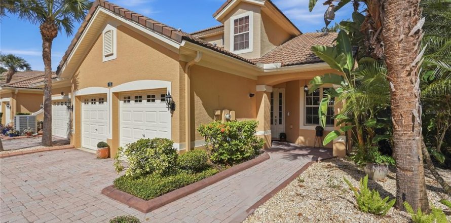 Townhouse in New Port Richey, Florida 3 bedrooms, 208.57 sq.m. № 2427012