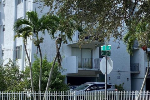 Condo in North Miami, Florida, 1 bedroom  № 2012806 - photo 2