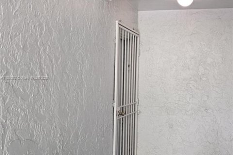 Condo in North Miami, Florida, 1 bedroom  № 2012806 - photo 4