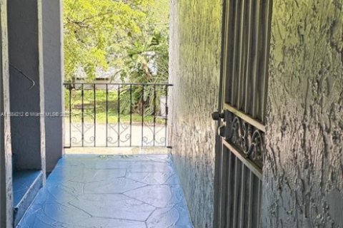 Condo in North Miami, Florida, 1 bedroom  № 2012806 - photo 3