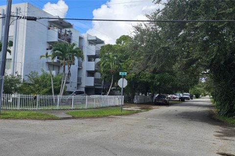 Condo in North Miami, Florida, 1 bedroom  № 2012806 - photo 1