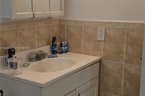 Condo in North Miami, Florida, 1 bedroom  № 2012806 - photo 11