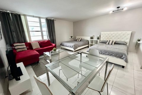Estudio en el Condominio en Miami Beach, Florida  № 2016138
