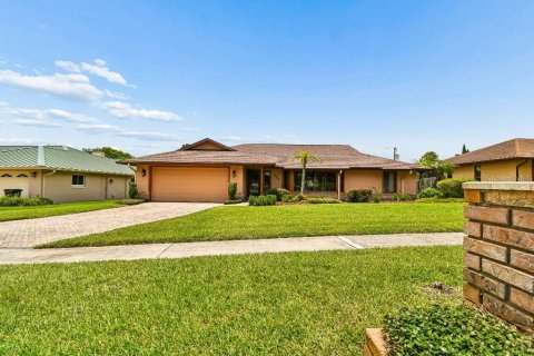 House in Altamonte Springs, Florida 4 bedrooms, 185.99 sq.m. № 2196135