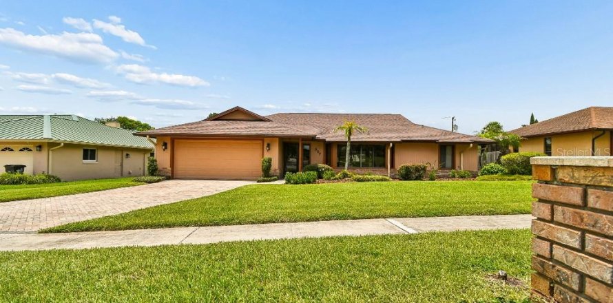 House in Altamonte Springs, Florida 4 bedrooms, 185.99 sq.m. № 2196135