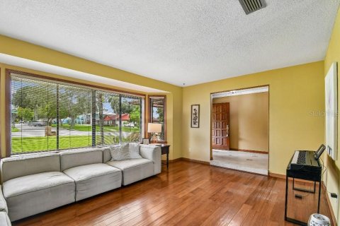 House in Altamonte Springs, Florida 4 bedrooms, 185.99 sq.m. № 2196135 - photo 6