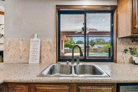 House in Altamonte Springs, Florida 4 bedrooms, 185.99 sq.m. № 2196135 - photo 12
