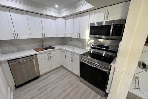 Condo in Miami, Florida, 2 bedrooms  № 1764942 - photo 1