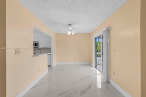 Condominio en alquiler en Hialeah, Florida, 3 dormitorios, 108.05 m2 № 2348422 - foto 17