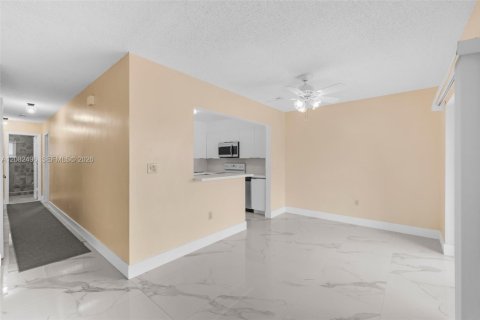 Condominio en alquiler en Hialeah, Florida, 3 dormitorios, 108.05 m2 № 2348422 - foto 16